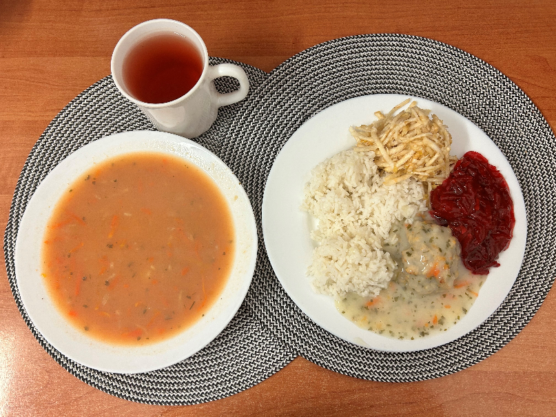 Na zdjęciu: Grochowa z ziemniakami, Ryż na sypko z tłuszczem (brązowy), Pulpet wieprzowy, Sos jarzynowy, Buraczki podprawiane - drobno tarte (bez cukru), Surówka z selera i jabłka z olejem, Kompot owocowy